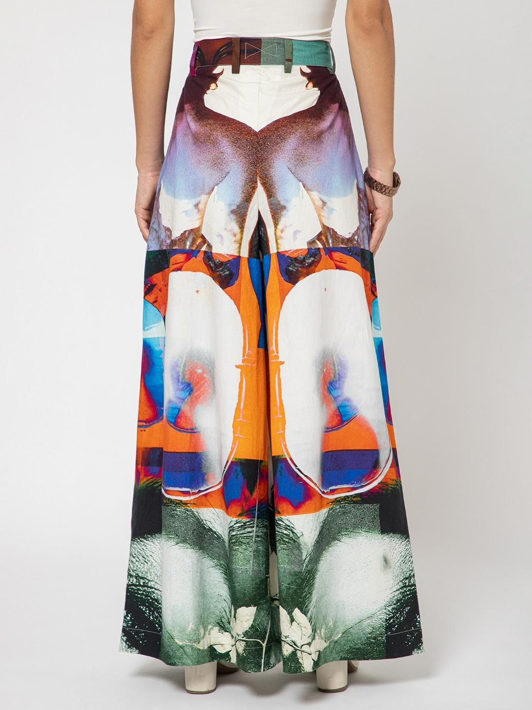 Why sitting on the opposite side wide legged trouser